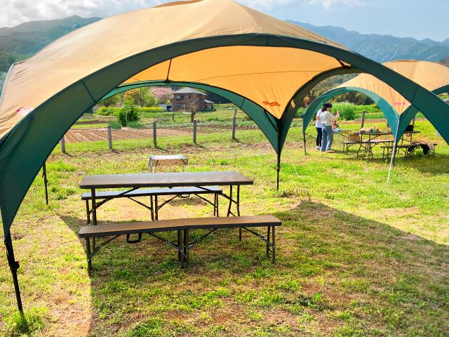 大きなドーム型のテントで、日差しや急な雨も大丈夫!設営はスタッフが行いますのでご安心ください。