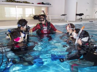 屋内温水プールなので、季節に問わずスキューバダイビングが楽しめます。