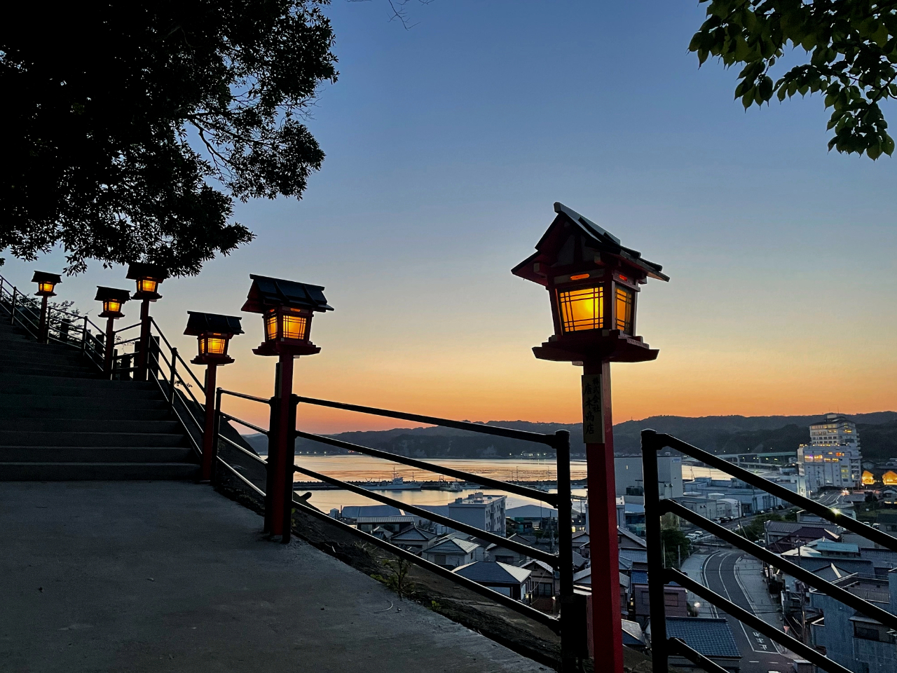 遠見岬神社参道から見た夕暮れ