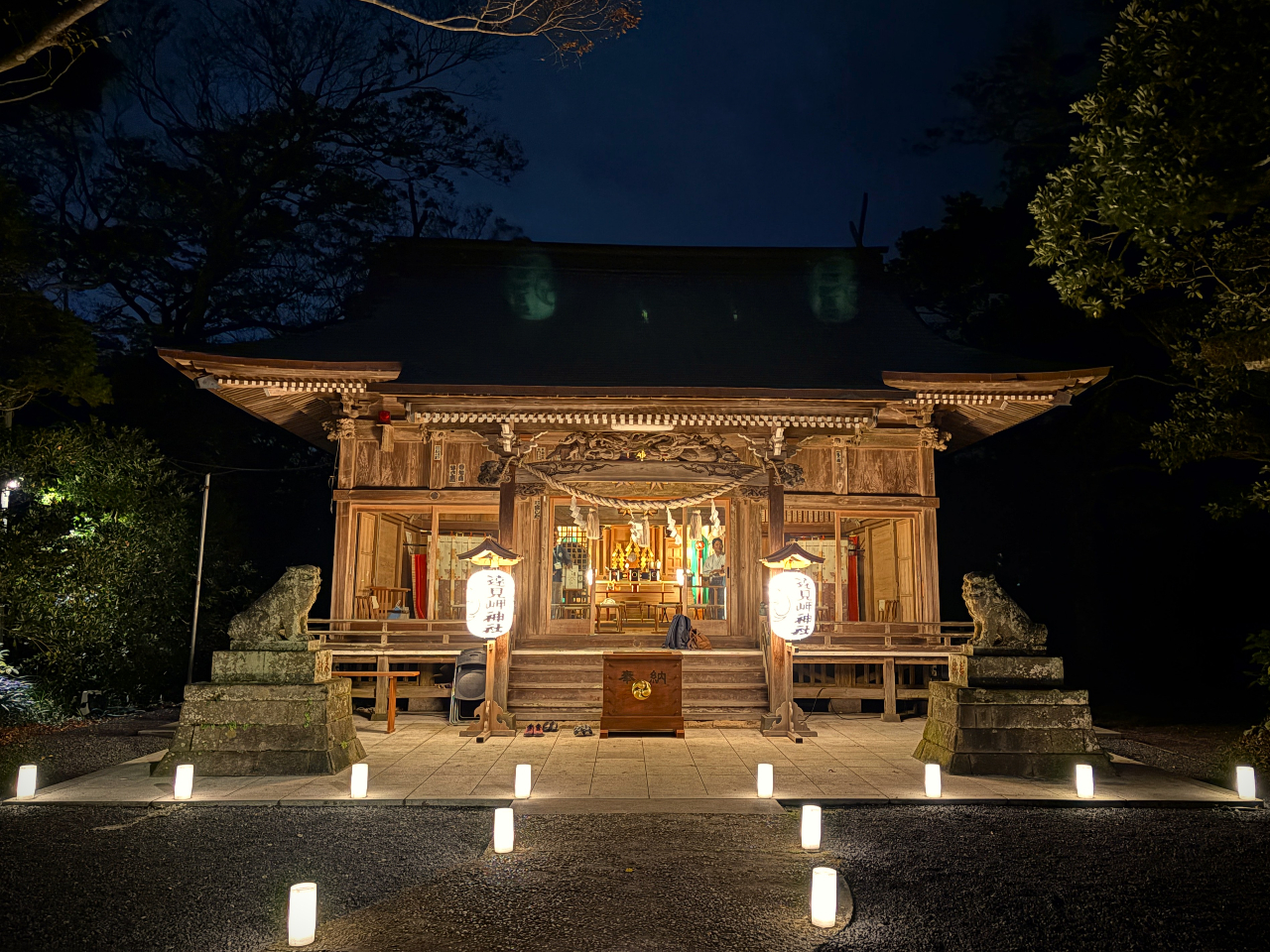 ライトアップされた遠見岬神社