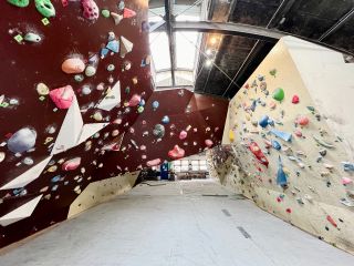 中に入るとクライミングウォールが広がっています!