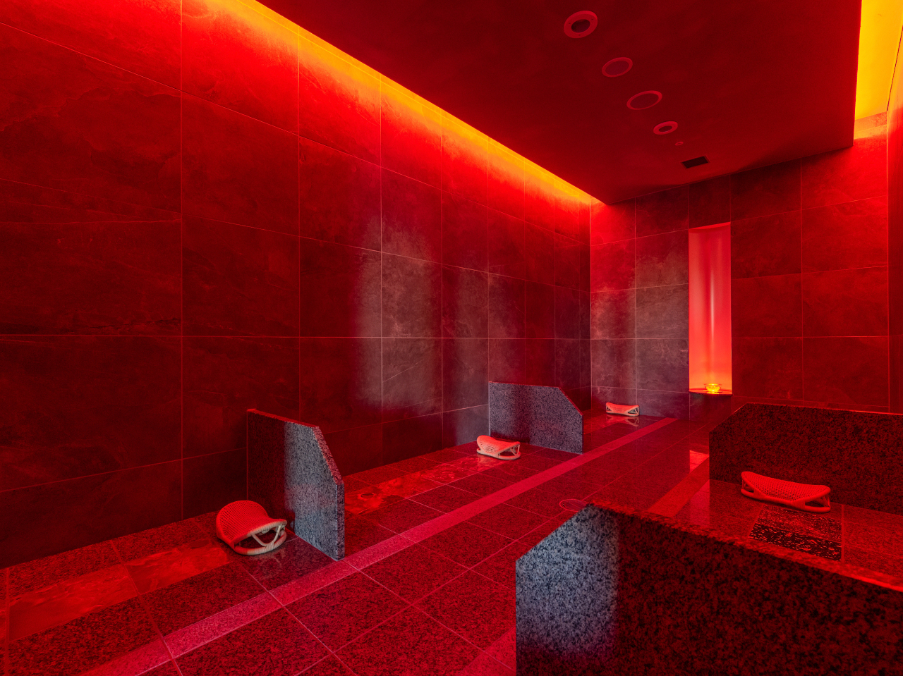 朱をイメージした照明が特徴の女性専用岩盤浴室です。落ち着いた雰囲気の中で、ゆったりとおくつろぎいただけます。【使用鉱石】トルマリン・グリーンオニキス