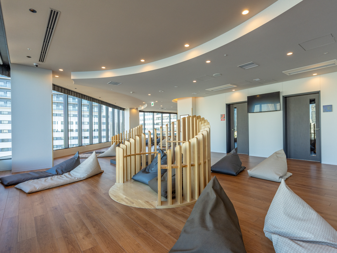 東京湾を望む、ヒーリングルーム。岩盤浴で体の内側から温まり東京湾を望む開放感の中で心地よいゆったりとした時間を過ごしてください。