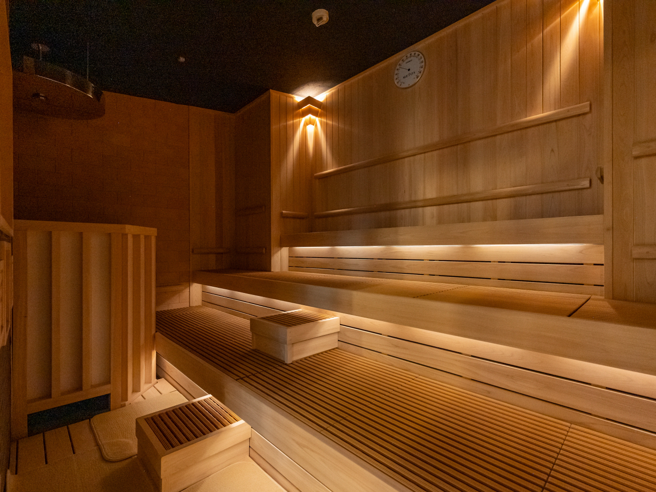 サウナ初心者も熟練サウナーもご満足いただける自慢のサウナ。高温でしっかり汗をかける本格「ドライサウナ」や塩で古い角質をとり美肌効果のある「塩サウナ」を完備。