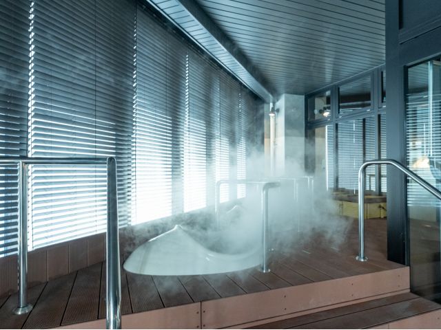 ナノサイズの温かいミストが身体を優しく包み込む、全く新しい体感浴『ナノクラ』。雲に包まれたような気分で、心地よくリフレッシュ。