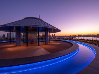 屋上には豊洲の景観を一望できる展望足湯庭園を設置しています。ウォーターフロントの景色を360度パノラマで一望でき、夜には東京都心の夜景を楽しめます。