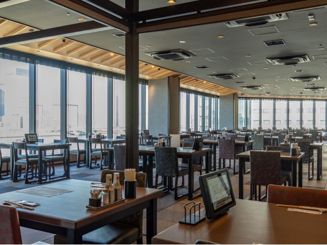 東京湾を見渡せるお食事処東京湾を見渡せる景色の中で、万葉倶楽部こだわりの一品を。素材にこだわった四季折々の様々なメニューをご用意しています。