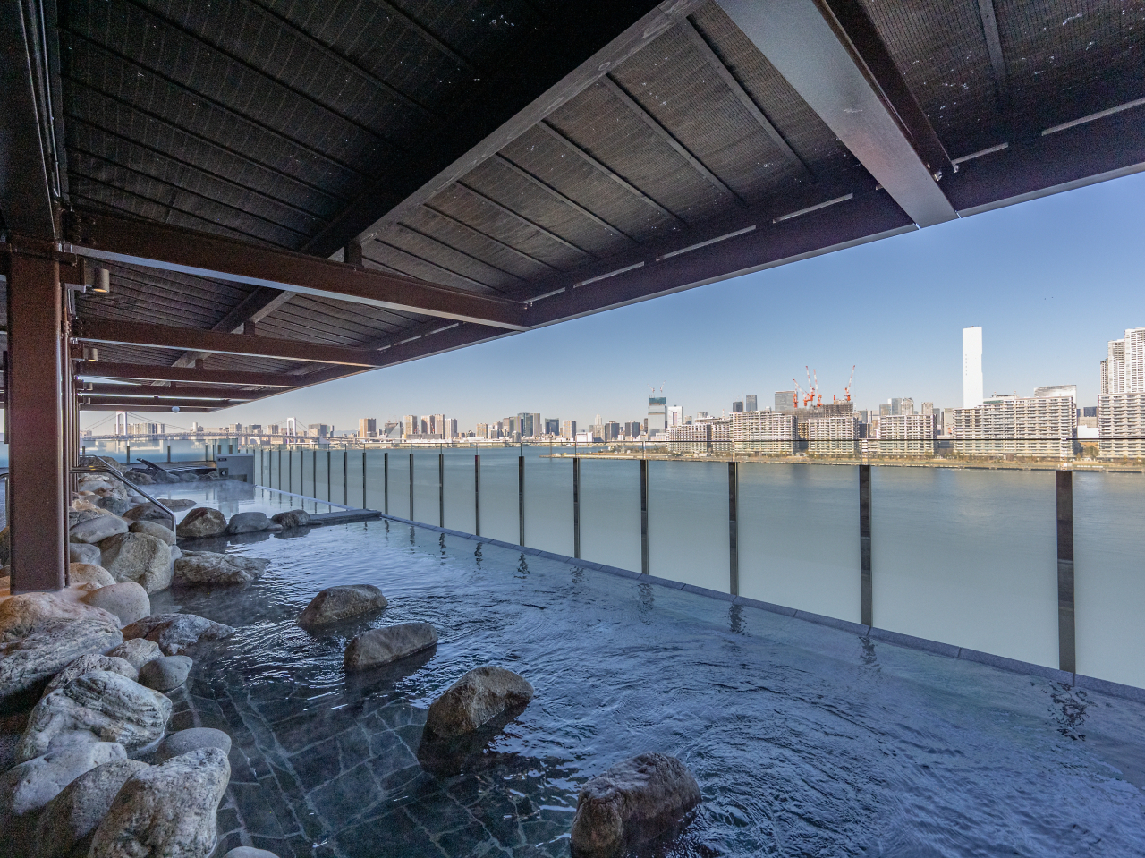 海を望む絶景の露天風呂。名湯「湯河原温泉」「箱根湯本温泉」を豊洲に居ながらにしてお楽しみいただけます!東京湾に面した開放的な露天風呂で非日常のひとときを♪
