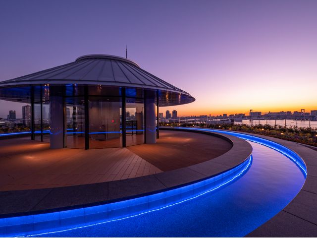 屋上には豊洲の景観を一望できる展望足湯庭園を設置しています。ウォーターフロントの景色を360度パノラマで一望でき、夜には東京都心の夜景を楽しめます。