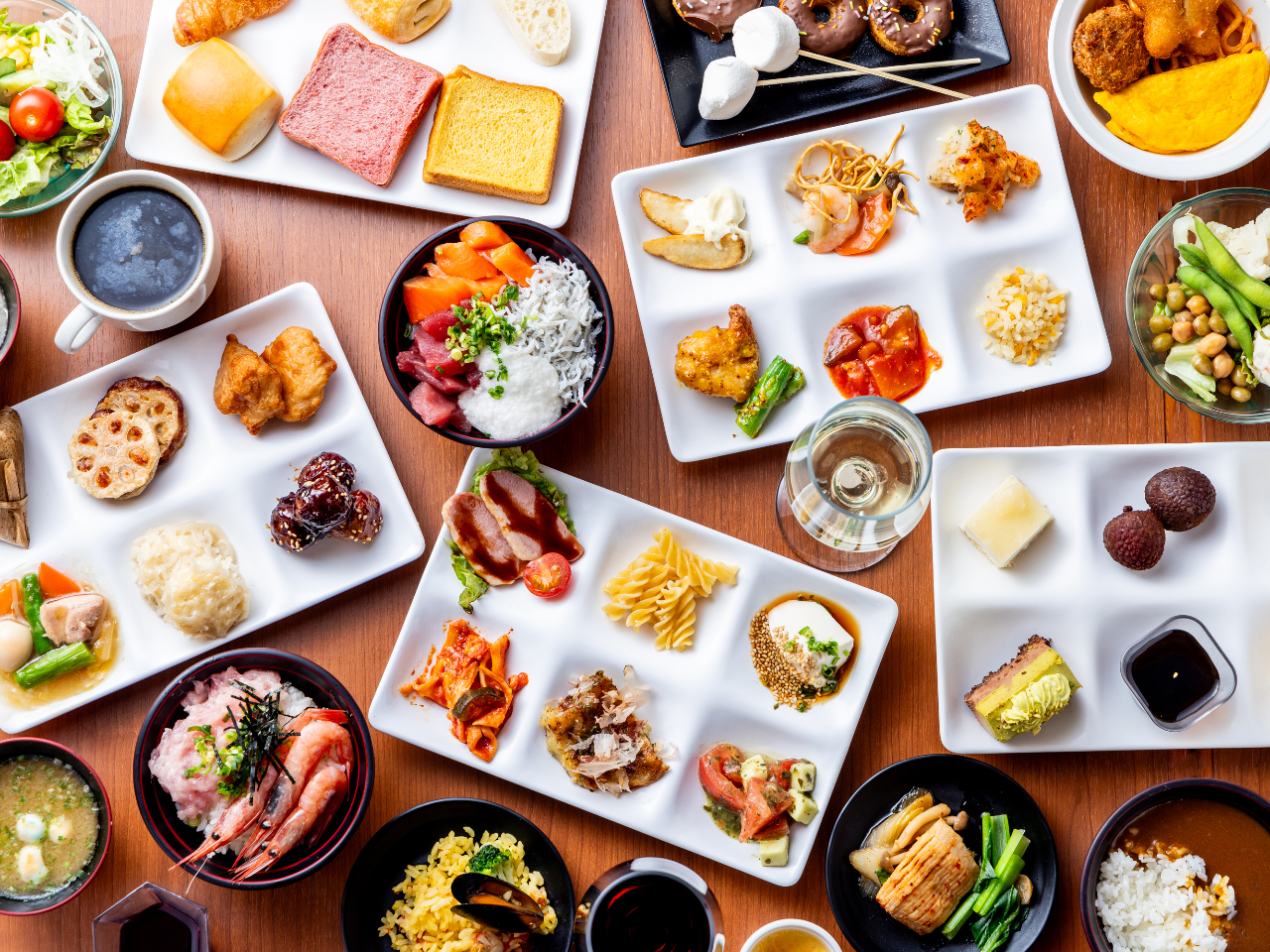 ライブキッチン、好きな具材を選んでお席で煮込む「一人鍋」、サラダバーなど常時約60種類の料理が食べ放題!内容は時期によって変わります。ソフトドリンクも飲み放題!