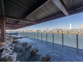 海を望む絶景の露天風呂。名湯「湯河原温泉」「箱根湯本温泉」を豊洲に居ながらにしてお楽しみいただけます!東京湾に面した開放的な露天風呂で非日常のひとときを♪