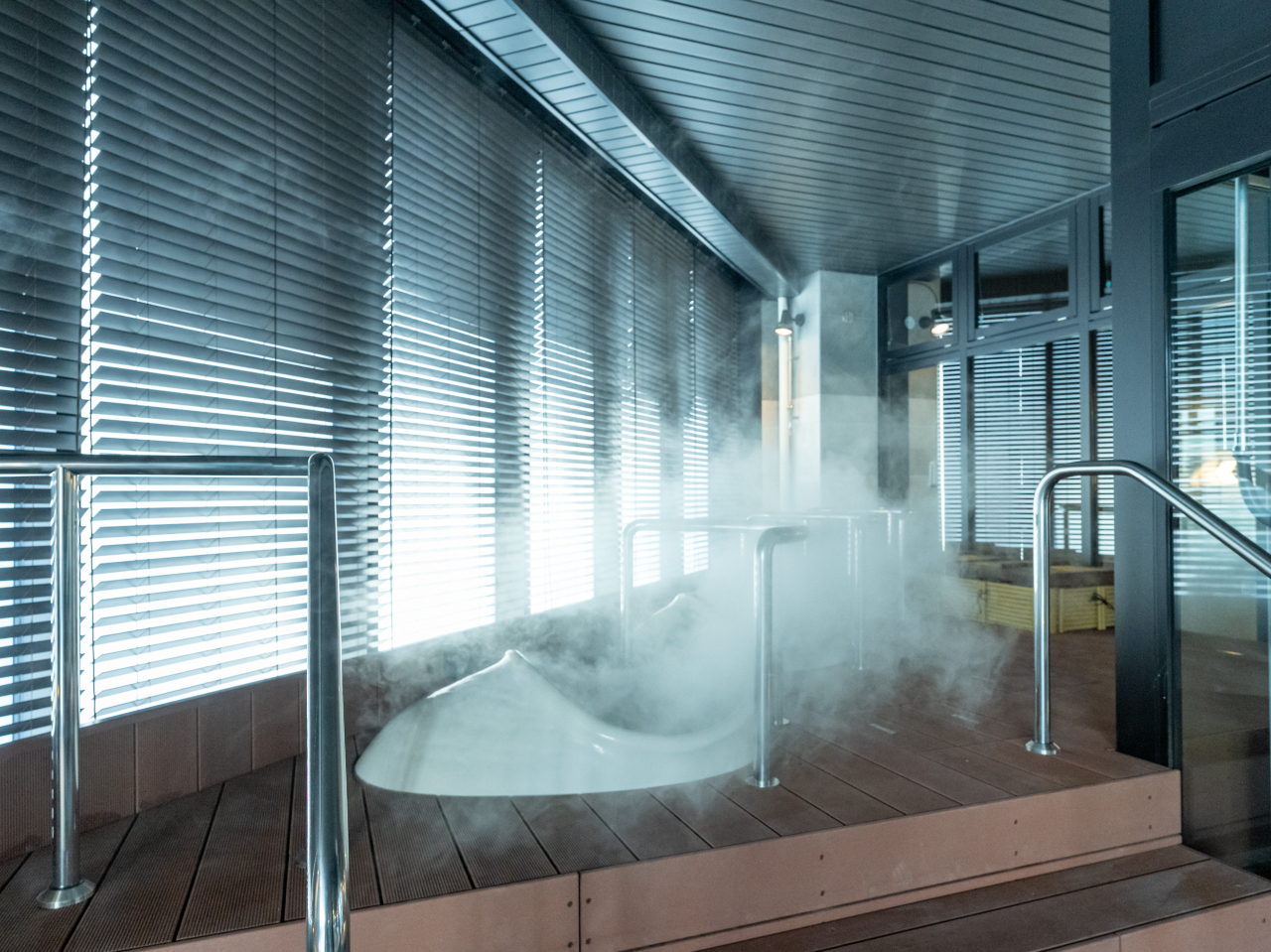 �i�m�T�C�Y�̉������~�X�g���g�̂�D������ݍ��ށA�S���V�����̊����w�i�m�N���x�B�_�ɕ�܂ꂽ�悤�ȋC���ŁA�S�n�悭���t���b�V���B