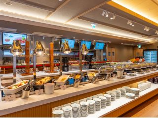 ライブキッチン、好きな具材を選んでお席で煮込む「一人鍋」、サラダバーなど常時約60種類の料理が食べ放題!内容は時期によって変わります。ソフトドリンクも飲み放題!