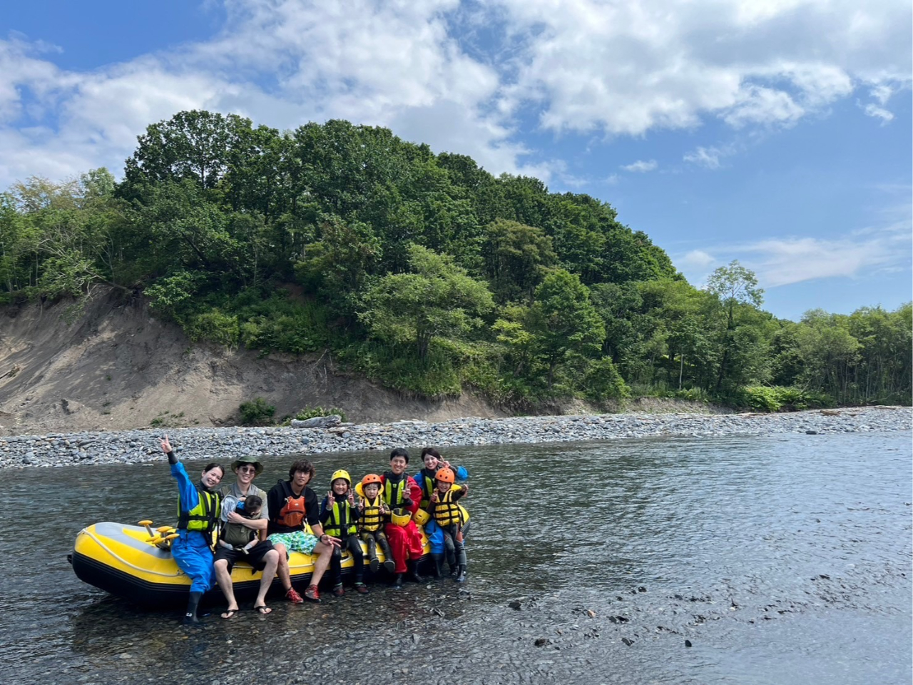 【北海道・帯広】日本一の清流で川遊び♪ファミリーラフティング【JR帯広駅から送迎...