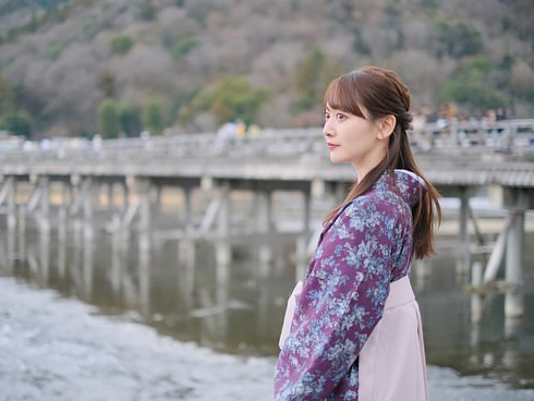 渡月橋をバックに