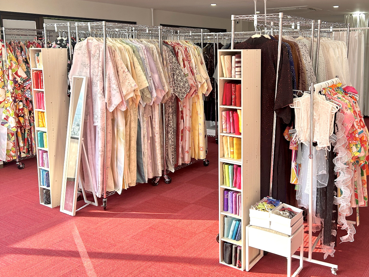 広々とした店内は、待合場所もあります。いすに座ってお待ちいただけます。