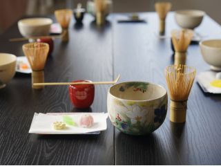 嵐山で美しい茶碗と茶道具を用い、 季節の和菓子とともに、日本の伝統茶道を五感で体験。