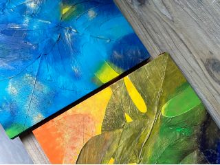 モンステラや菩薩樹を使って貼り付けし、色塗りして頂きます。