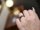 大切な婚約指輪に重ねて着けられる、世界でひとつだけのリングを手作りできます。