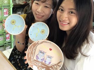 お友達同士で楽しく絵付け体験!