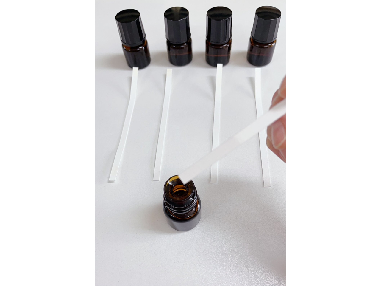 香料の香りは、容器に鼻を近づけるのではなく、試香紙で確認します。