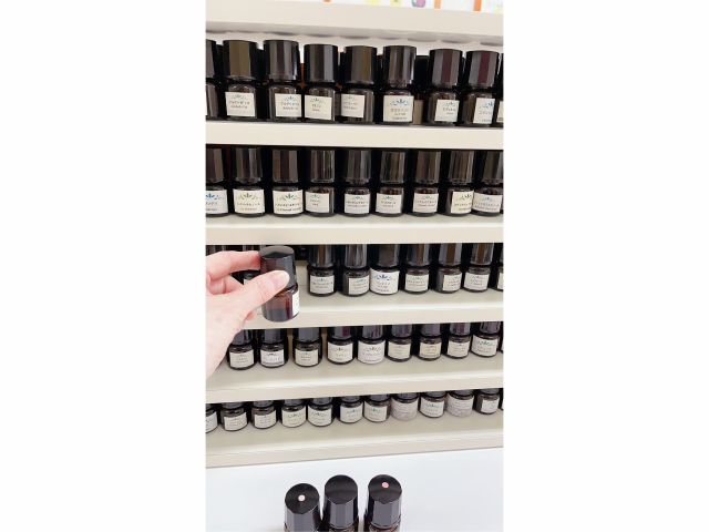 講師のアドバイスに従って、香料を選びます。