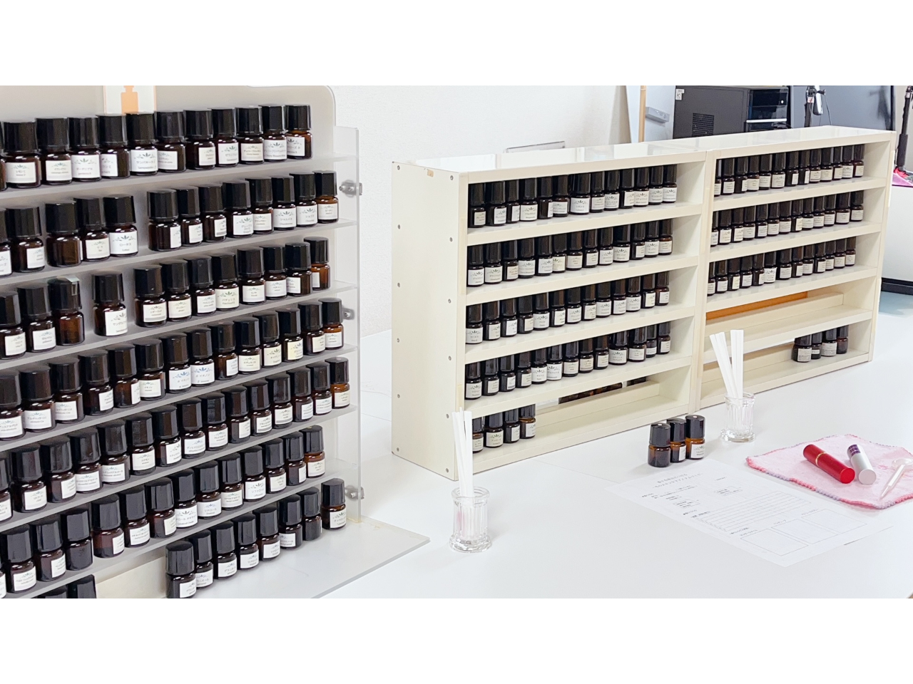 教室では約百種類の香料が常備されています。