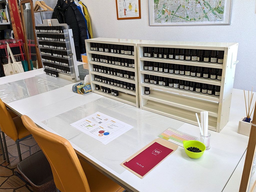 白いラック2個分がお1人で使える香料です。全部は使いませんが、この中から選びながら調香します。