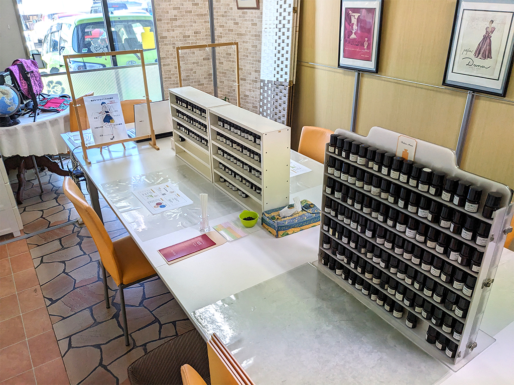 教室の全景です。2名以上の場合は、机を挟んで向かい合ってお座りください。