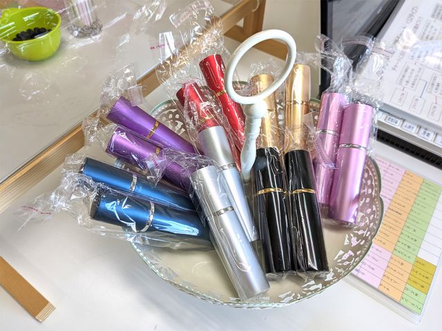 ご用意しているアトマイザーの色の種類は、日により変わりますのでご了承ください。