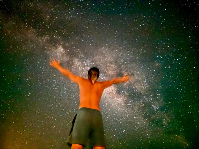 時期、条件が整っていれば空は満点の星空が広がります、天の川、流れ星、人工衛星など肉眼で確認することができます!