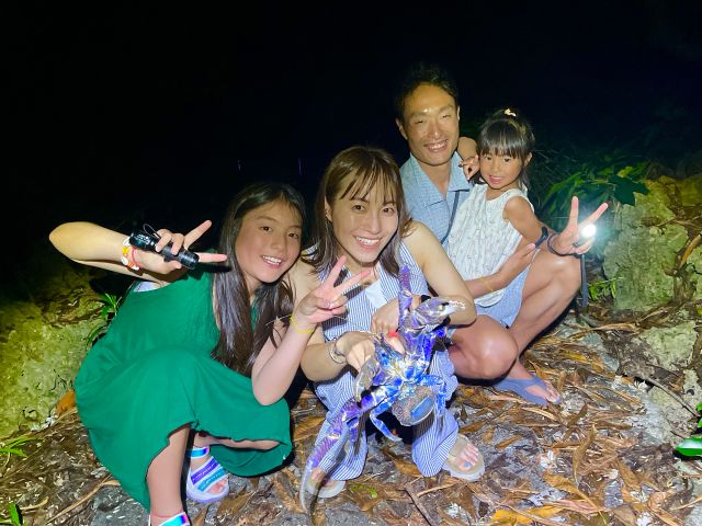 ガイド指導のもとヤシガニを持って記念撮影!