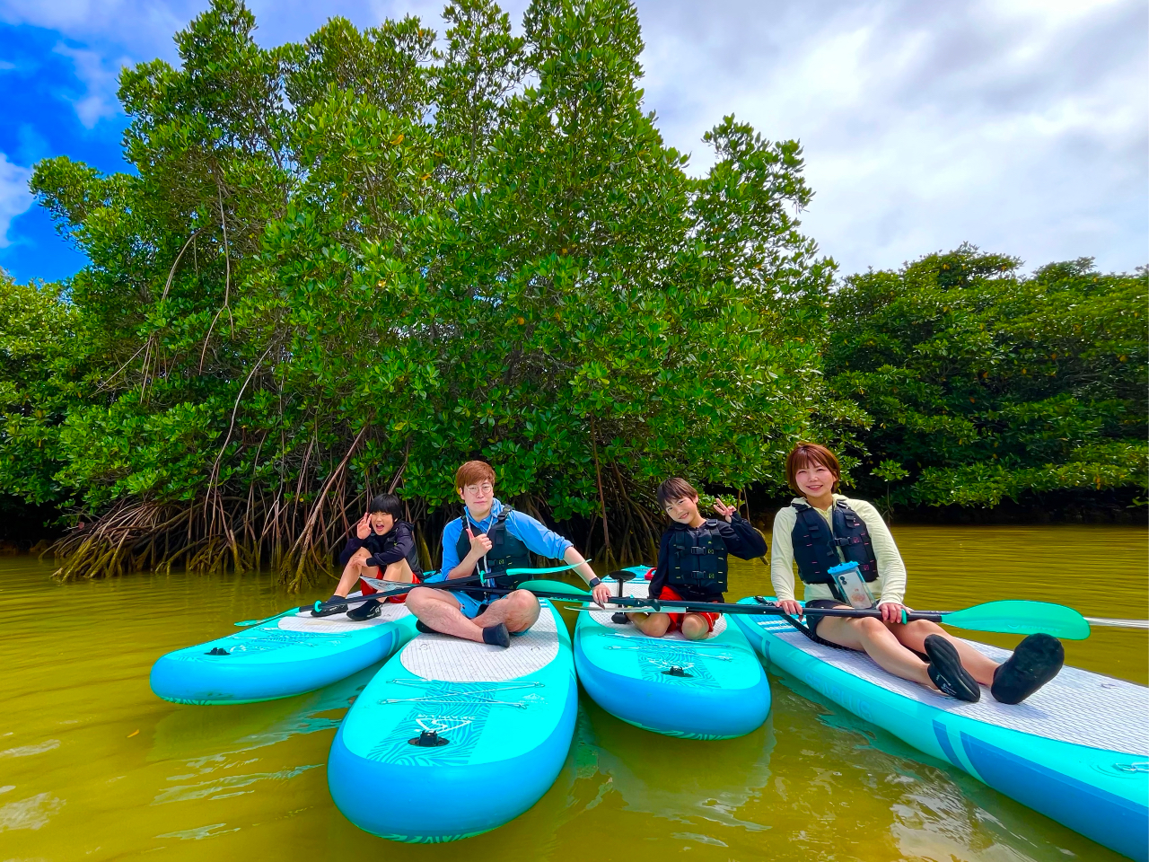 ツアー動中は安全面の規定によりライフジャケットを常時着用となります。