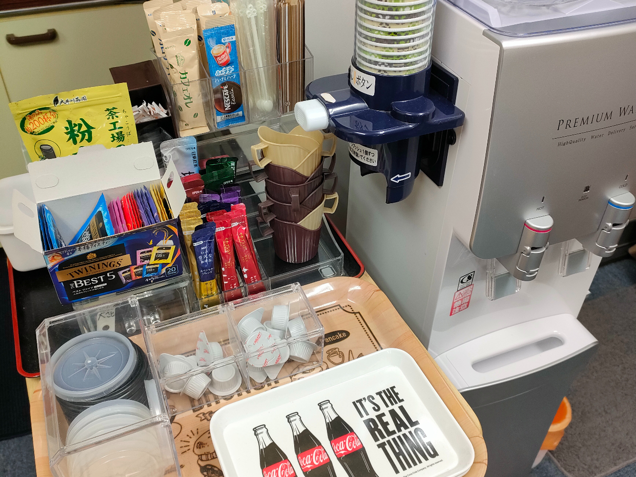 ̃EH[^[T[o[Ɩ̃R[q[E