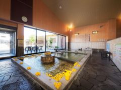 【あひる風呂】小さなお子様も安心して入れる、少々ぬるめの温度に設定した浅めのお風呂です。