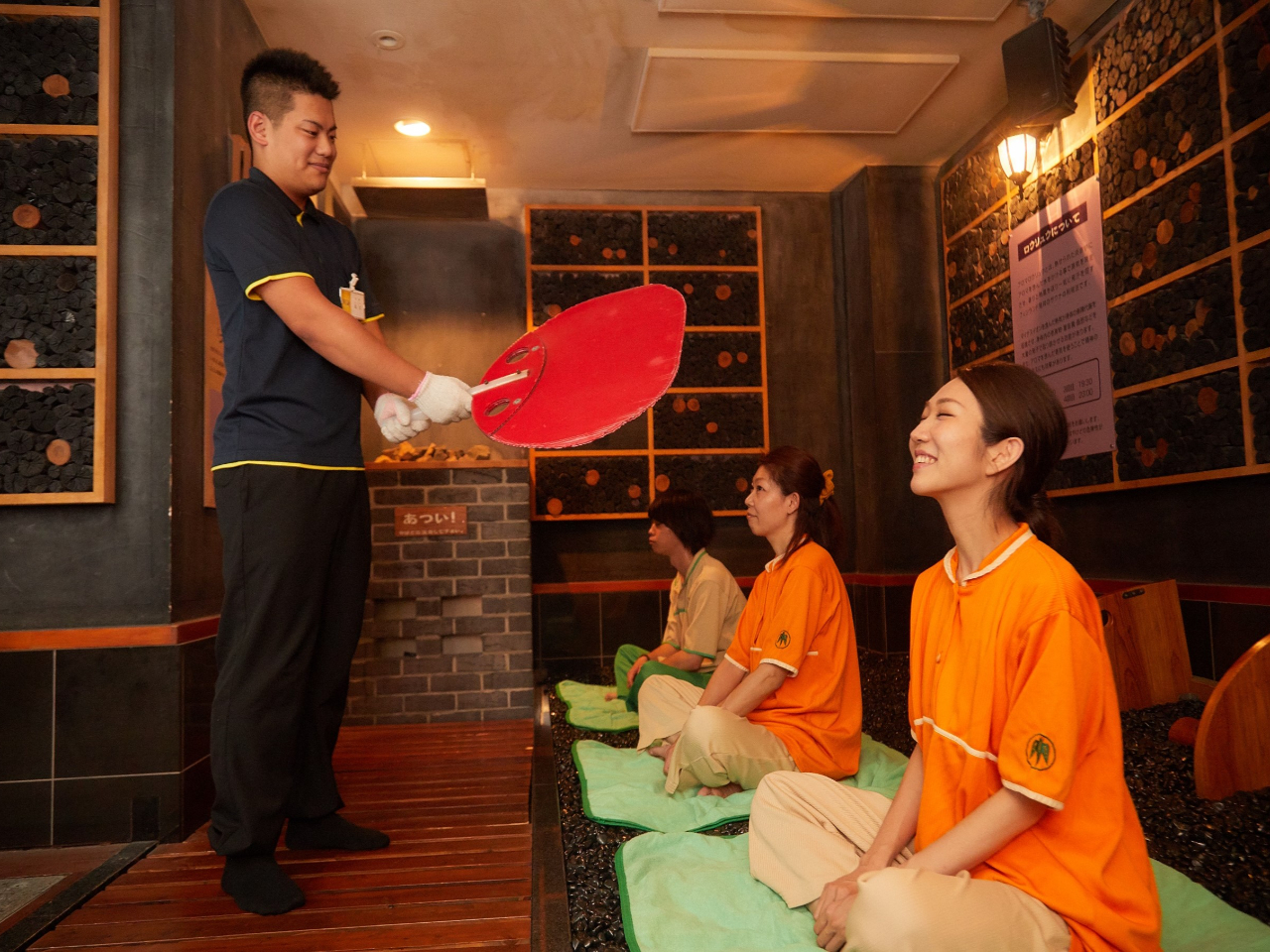 【幻の癒(ブラックゲルマ)|ロウリュウ】世界的にも希少な天然石で、「幻の天然鉱石」とも呼ばれている岩盤浴場で、ロウリュウサービスも実施中!