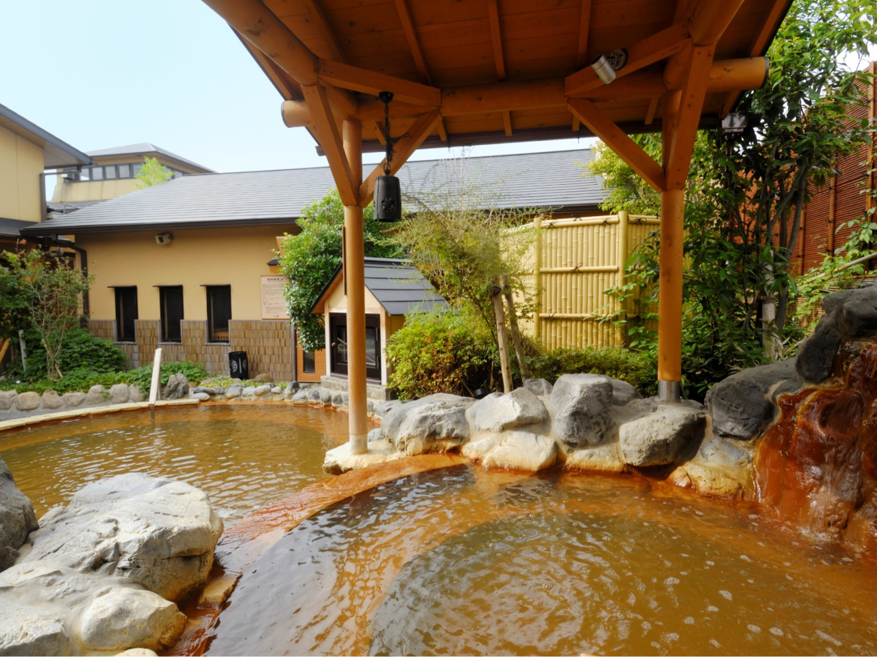 【最古乃湯 源泉岩風呂】さらさらとした肌ざわりで、神経痛や筋肉痛、冷え性、慢性皮膚病など、悩みの多い症状をゆったりと緩和し、入浴後はすっきりリフレッシュ!