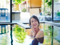【炭酸風呂】お湯に溶けた炭酸ガスが血行をよくし、たっぷりの酸素を含んだ新鮮な血液が身体の隅々に運ばれます。また、人肌と同じ「弱酸性」のお湯は、まさに化粧水風呂。