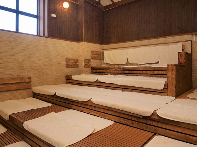 【熱気風呂(酸素補給システム式スタジアムサウナ)】フィンランドの知恵が息づく「ロウリュウ」を機械自動制御で再現!遠赤外線・水蒸気(香り)・熱風の3要素を体感。