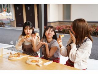 石窯で焼くピザ焼き体験をしてみませんか??お世辞じゃなく、めっちゃうまいんです。これ。直径20cm程度をめどに生地をのばして作るふっくらピッツァ!たまりません。