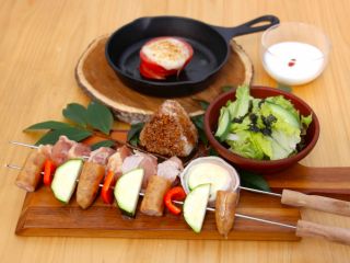 ソフトドリンク飲み放題付の【1コース】のBBQセット内容。これをベースに店舗でお好きな食材を選んでご購入いただくのがおススメです。