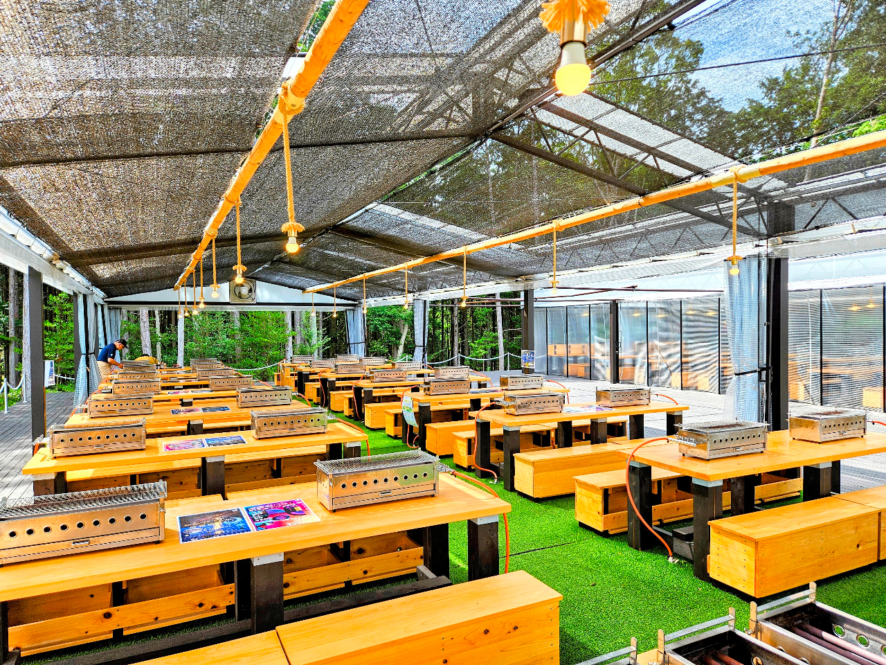 BBQスペースの中より。大人数でこの一棟を貸切ることもできますし、お一人様でBBQをのんびり楽しむ姿もいいものです。なお、この中は禁煙です。