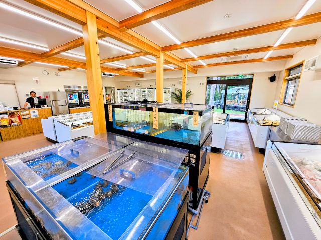 受付のある管理棟の内部の様子。サザエやアワビ、伊勢海老は新鮮(というか生きてます)。それ以外に魚介や肉類、野菜、ドリンク、あさぎり高原ソフトクリームなんかも有