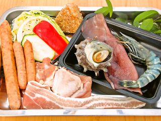 ソフトドリンク飲み放題付の【1コース】のBBQセット内容。アレルギー等で食べられない食材があるときには事前に相談してください。メニュー内容変更いたします。