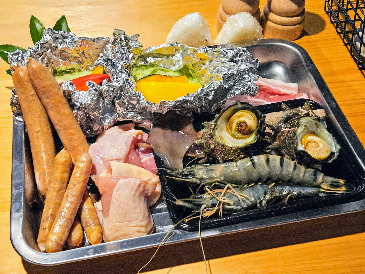 3500円コース(メニュー名:こもれびプレート)の二人分の量(別途ドリンクバー付)。話に花を咲かせながら楽しめるバーベキュー。肉と魚介どちらも楽しめます。