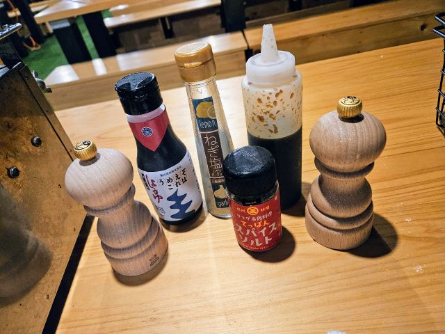 塩・コショウ・醤油に特製焼き肉のたれ(万能タレ)はもちろん、味噌で有名な長野県(信州)の味噌屋が作ったスパイスソルトもネギ塩レモンソルトもあっていい感でしょう?