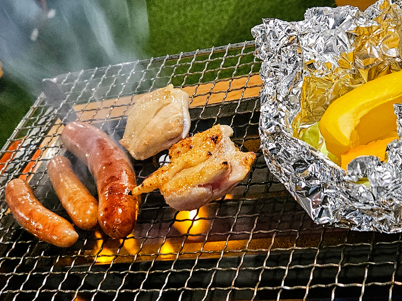 くどくないのに旨味が染み出てくる「美味鶏」って焼けていくといい匂いで勝手によだれが出てきますよ。静岡ポークのウインナー2種類も焼きたてアツアツが最高です