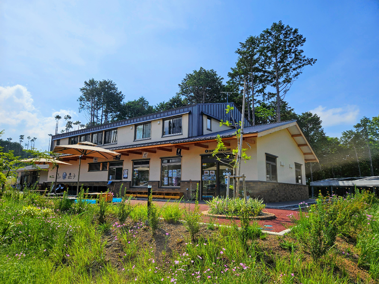 BBQの受付と食材を販売している管理棟。奏の森リゾート内で唯一「2階建て」の建物が目印です。BBQテントは管理棟の写真右側に点在しています。