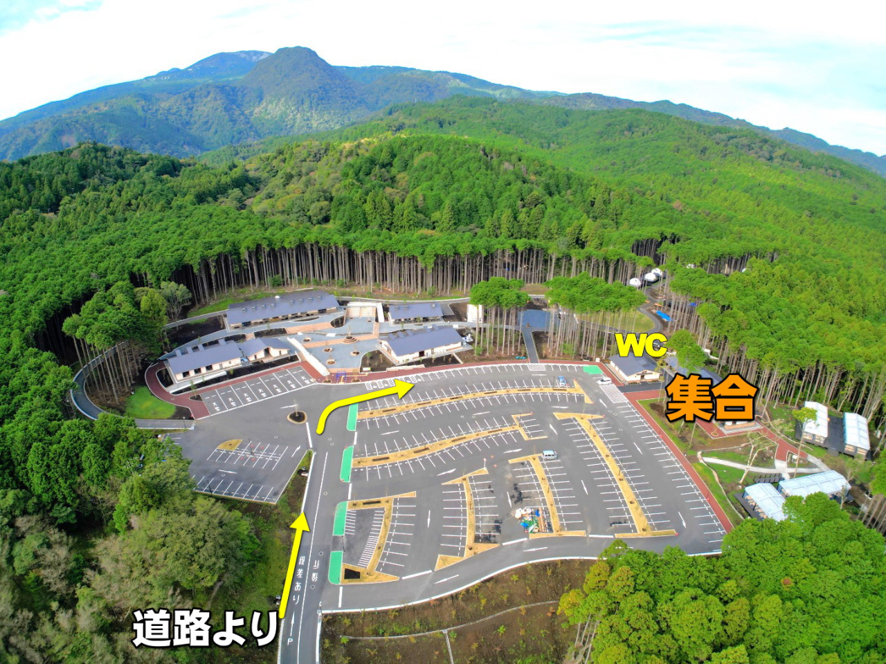 ���H����t�̐X���]�[�g�ɓ����Ă�����˂����������Ƃ���œ��Ȃ�ɉE�ցB�W���ꏊ�͓��A��BBQ�̎�t�t�߂ł��B