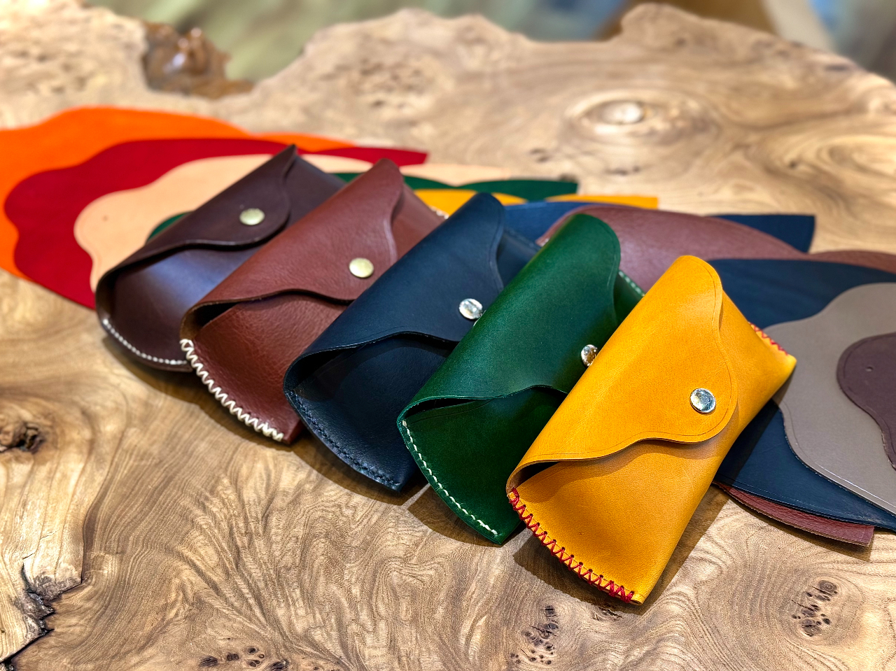 イタリア牛革メガネケースです♪中に鼻あてがあるのでメガネが潰れないように設計♪8色〜10色の牛革に5色の糸を組み合わせ、世界にひとつだけの特別なメガネケースに♪